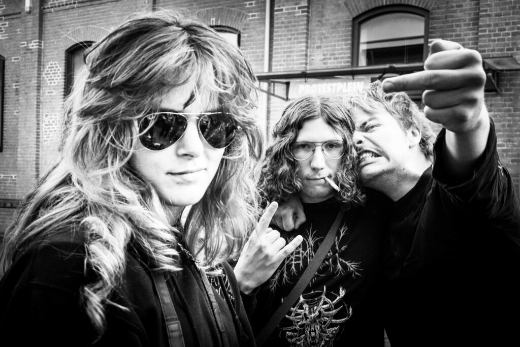 Zwartwit hoog-contrast foto van de leden van een punk rock groep, alles in jaren 80 stijl.
